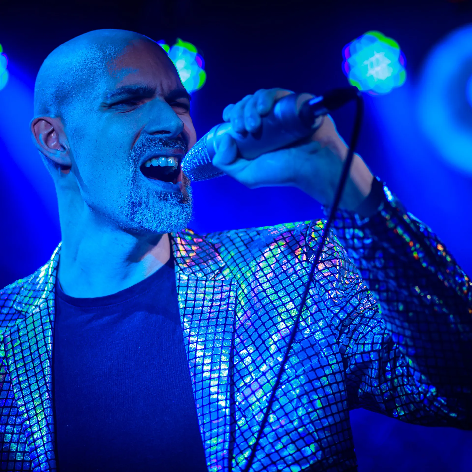 Dr. Ákula, spevák King of Synthos, spieva do mikrofónu