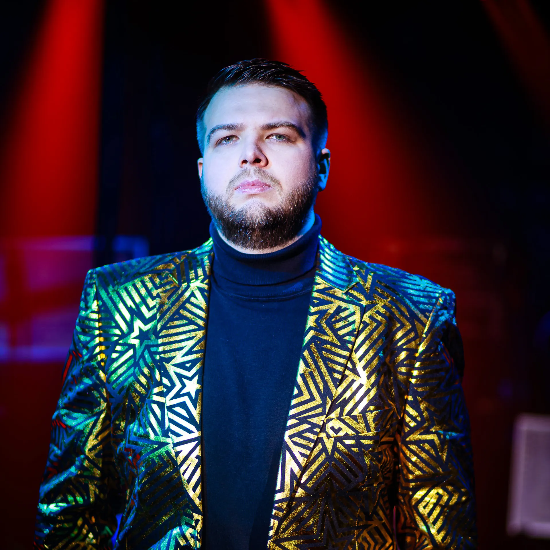 Lord Discomort, gitarista King of Synthos, v zlatom saku