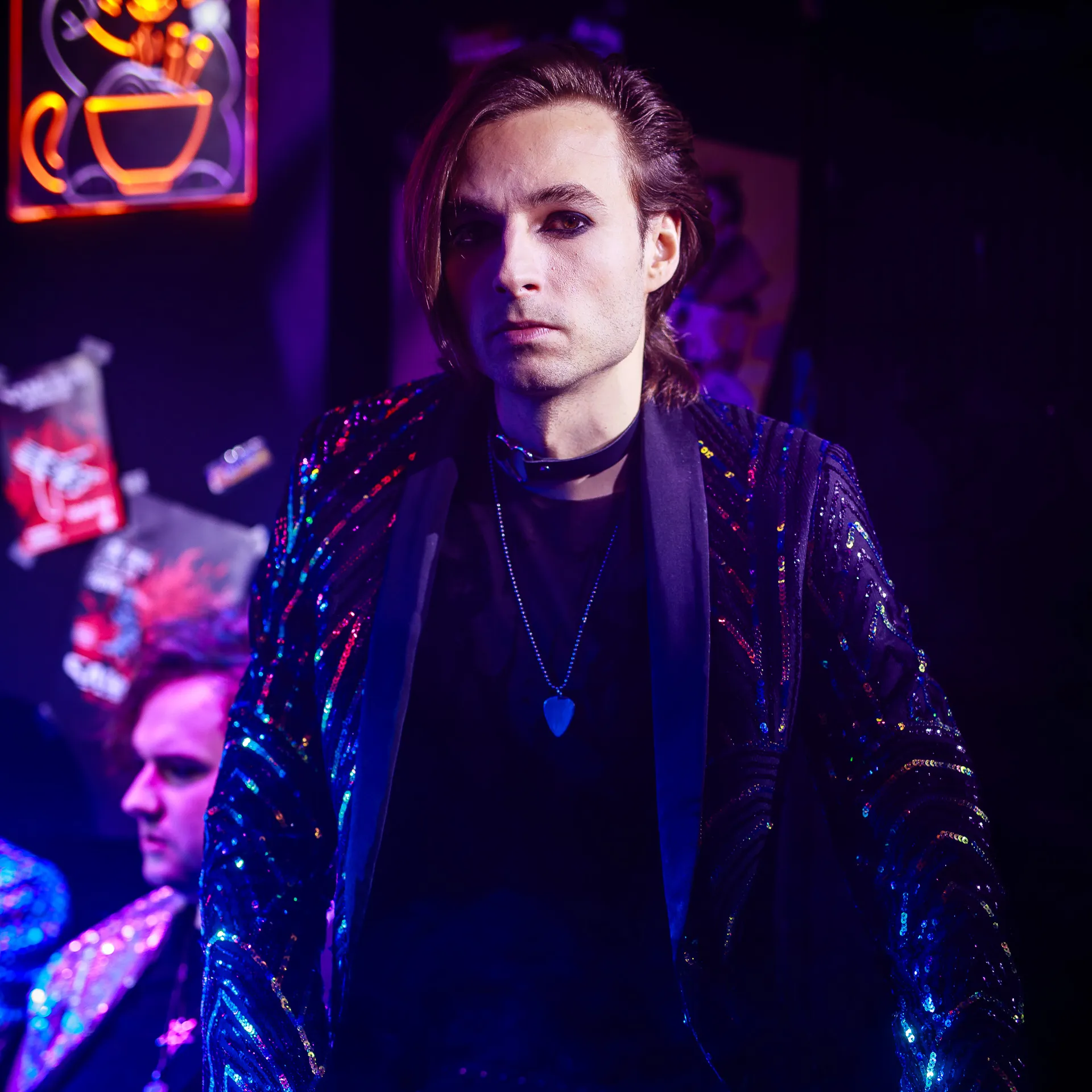 Pán Optikum, bubeník King of Synthos, v trblietavom saku