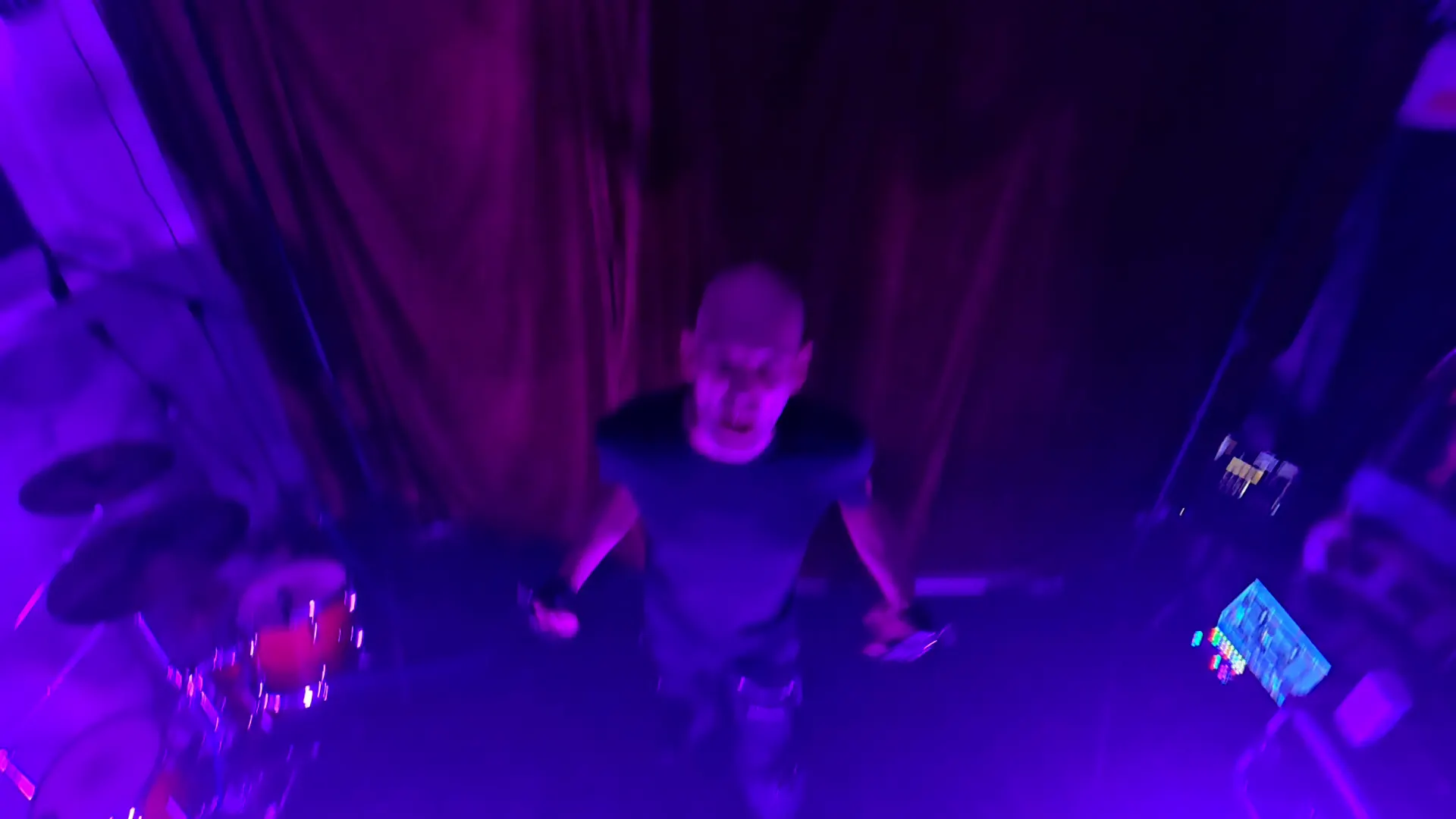 King of Synthos na pódiu vo fialovom svetle, záber zhora