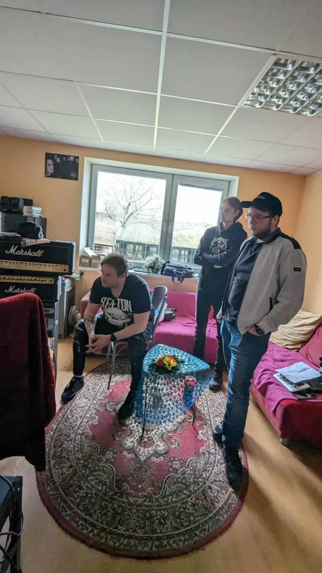 King of Synthos v režijnej miestnosti štúdia Exponent