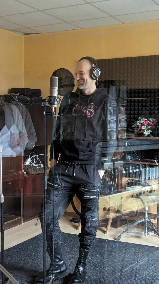 Nahrávanie spevu za sklom v štúdiu Exponent